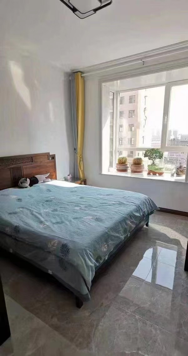 厚德嘉苑电梯房好楼层 双阳台 采光无敌!一小学区房!南北通透 一尘不染非常干净140平 100万