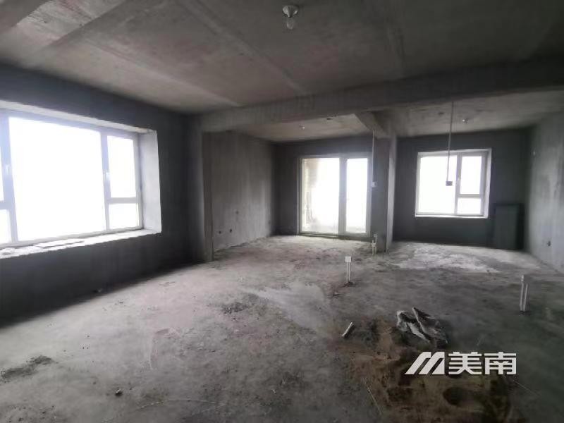 瑞莱首府102平毛坯三室65万