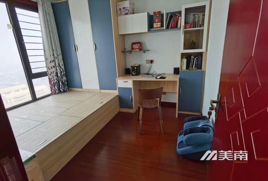 双语学区房,电梯好楼层,精装三室两厅少住,保养好,109平带车位带小房