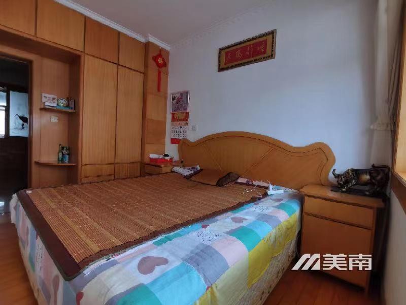 3汇泉学区,房子保养很好,拎包入住,可贷款