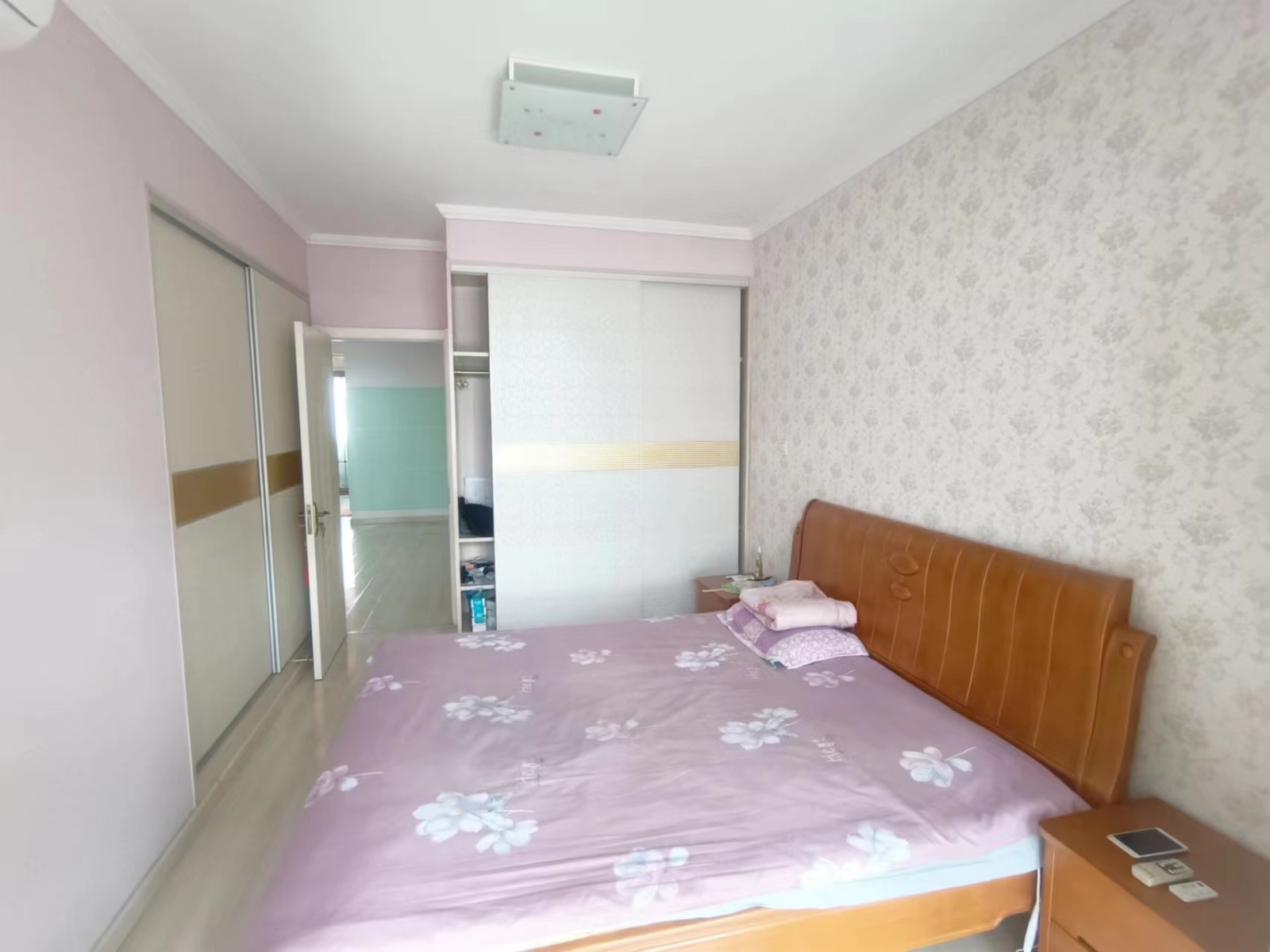 凤凰城步梯3楼,三室两厅一卫,家具家电齐全,拎包入住,售价58万,有钥匙随时看房