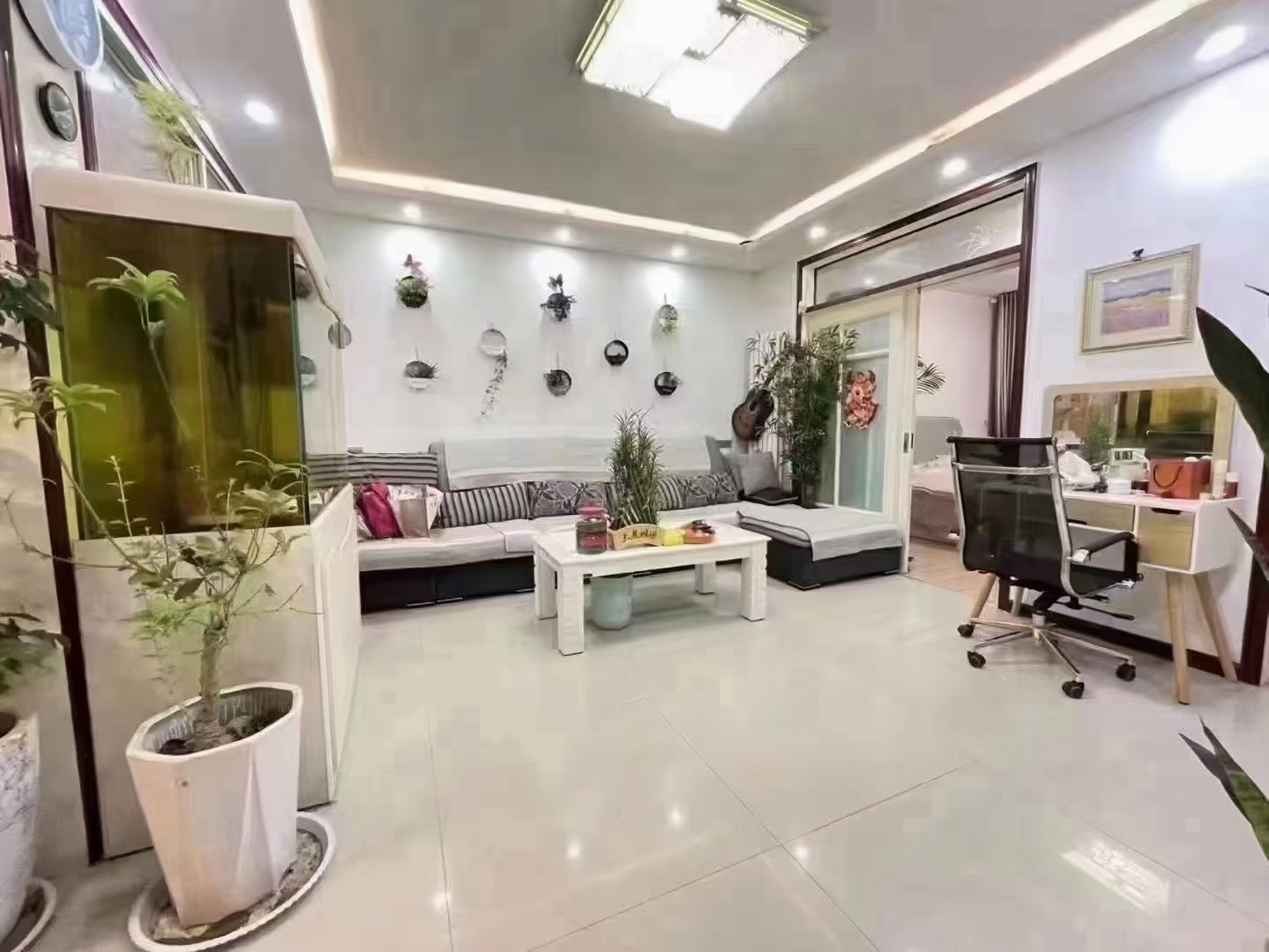 3粮建小区二楼,框架结构,急售52万8,拎包入住
