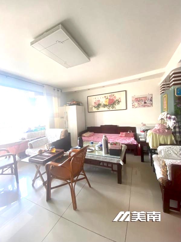 000735中心文峰学区房三楼113平,三室两厅,客厅南向,房子保养的很好,售价65万