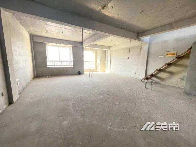 3十里庄园,五楼带阁楼,有证可贷款
