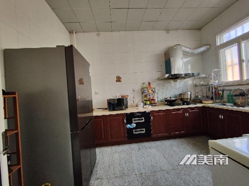 000160东岭子二层楼面积225,2层带小院带阁楼,4个卧室2个卫生间,大产权,急售价150万带两个车库和部分家电家具