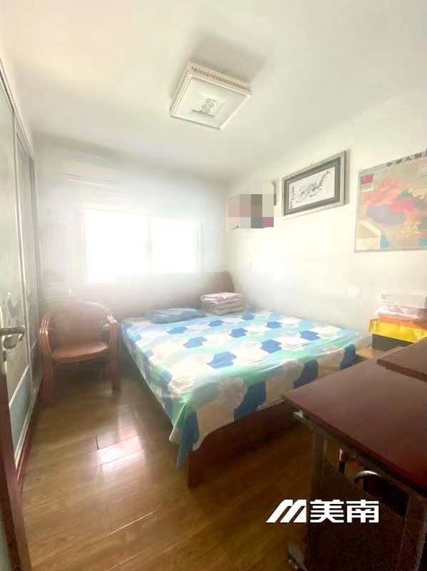 000735中心文峰学区房三楼113平,三室两厅,客厅南向,房子保养的很好,售价65万