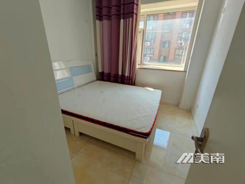 000402 首租 城东电梯房!三室!家具家电齐全!2200一月