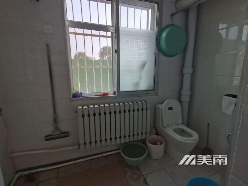3文峰中学学区2楼,精装三室明卫,90平仅售32万
