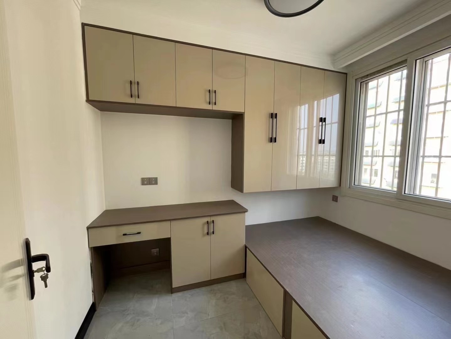 粮建东区精装三室,框架地暖,出门就是市场,学校,很方便,主楼85加8,可贷款,39万8