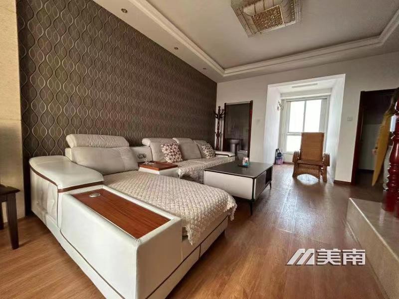 3文峰中学学区,艺苑小区电梯顶加阁,四室两卫,实木装修