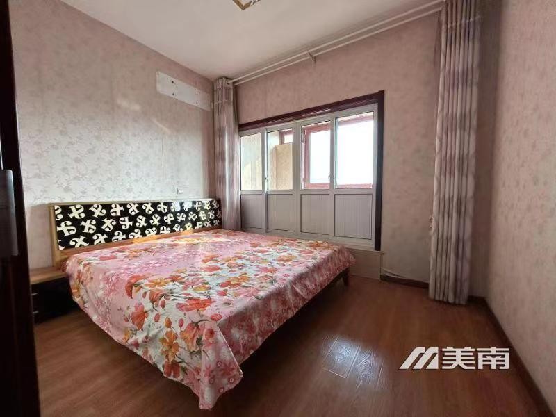3文峰中学学区,艺苑小区电梯顶加阁,四室两卫,实木装修