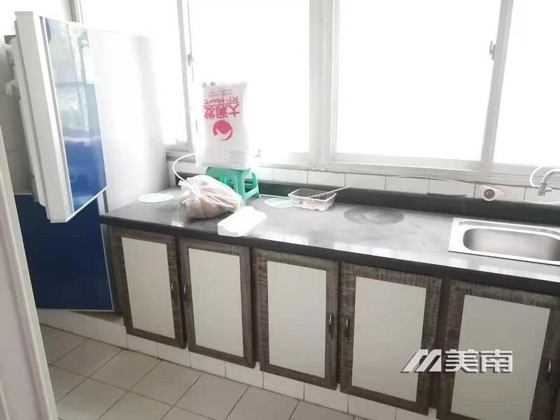 000760 广场公寓 双实验就读 黄金三楼 三室两厅一卫 卫生间带窗 95加小房15 售价55万