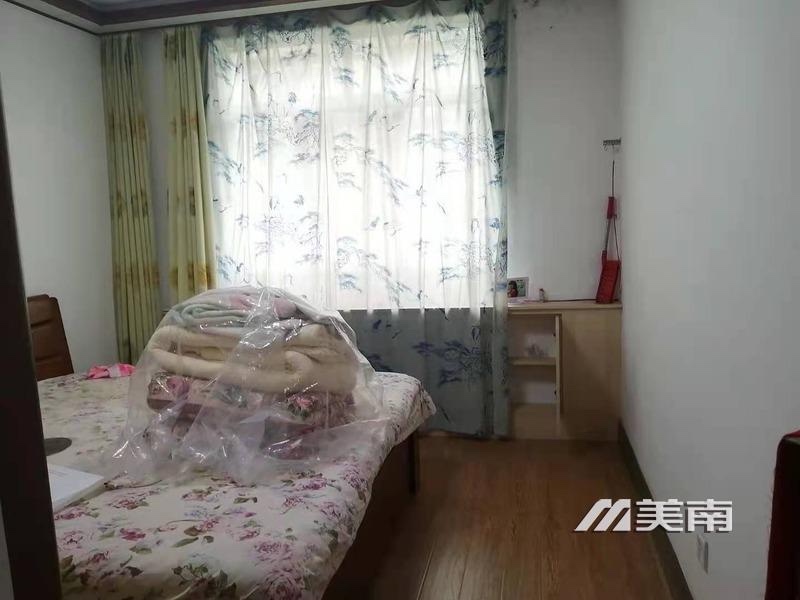 000760 广场公寓 双实验就读 黄金三楼 三室两厅一卫 卫生间带窗 95加小房15 售价55万