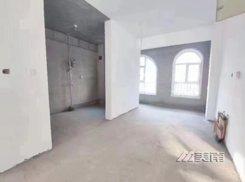 3中铁国际城一楼,带院带两个车位,仅售168万