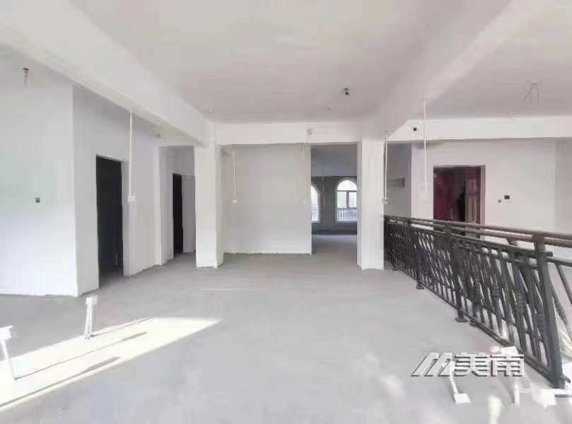 3中铁国际城一楼,带院带两个车位,仅售168万