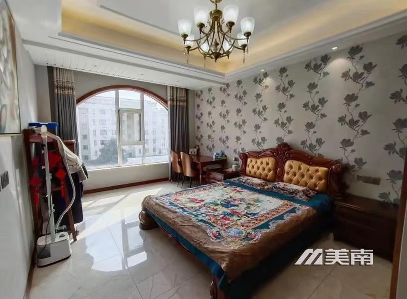 000215中铁洋房,153平加车位,三室两厅两卫,纯实木欧式装修,大金空调,新风系统,售价190万