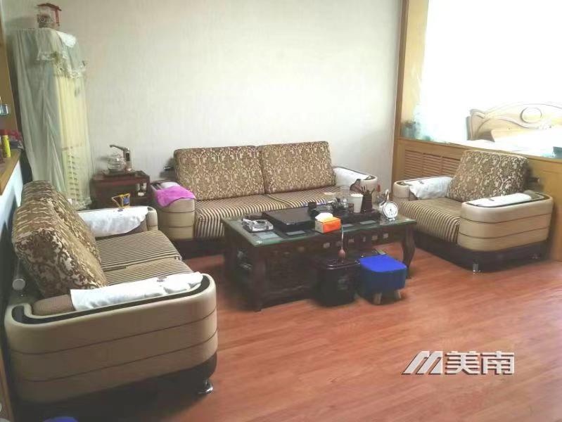 001075 教育路八区 精装三室两厅一卫 房主住的很在意,可拎包入住 100加18小房 小房有窗 售价58万
