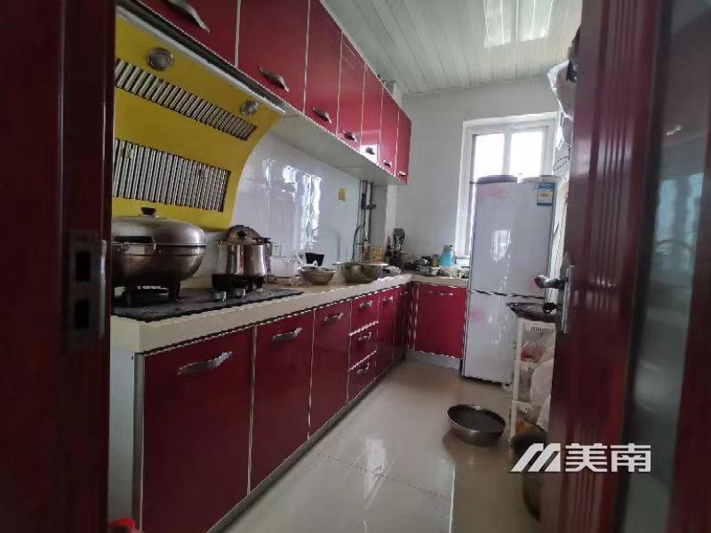 半岛龙庭11层的电梯好楼层,精装三室两厅两卫,77万可贷款