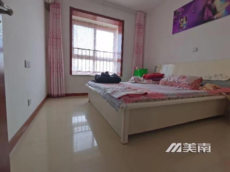 半岛龙庭11层的电梯好楼层,精装三室两厅两卫,77万可贷款