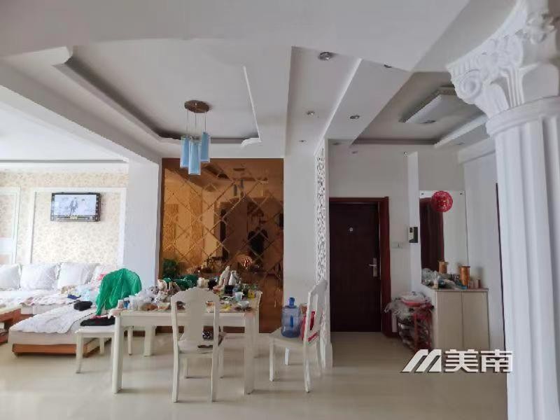 半岛龙庭11层的电梯好楼层,精装三室两厅两卫,77万可贷款