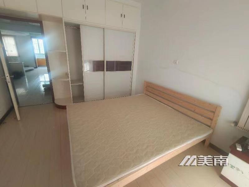 3二小实验中学学区,框架低层三室,看房有钥匙