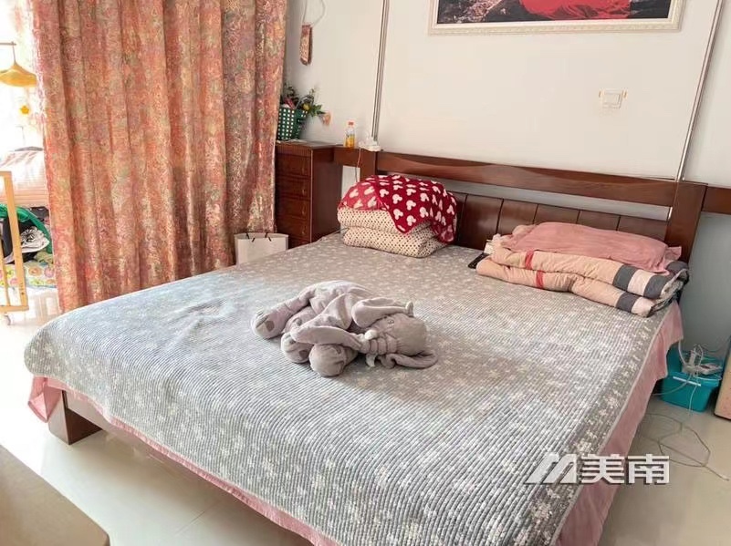 001193降价急售,双语学区,电梯次顶楼,165平,带车位,小房。全实木装修,四室两厅两卫,仅售139万9