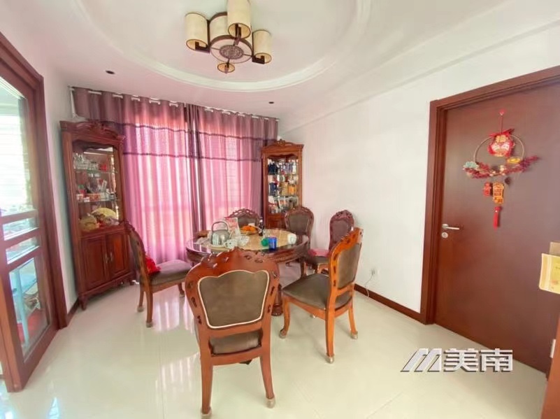 001193降价急售,双语学区,电梯次顶楼,165平,带车位,小房。全实木装修,四室两厅两卫,仅售139万9