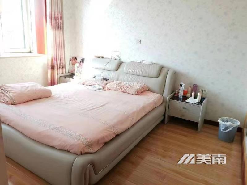 3城南电梯好楼层,元宝户型,精装地暖,三室两卫,仅售58万
