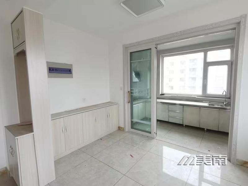 3 芳馨苑电梯中层,精装未住两室,56 万 8 包大税