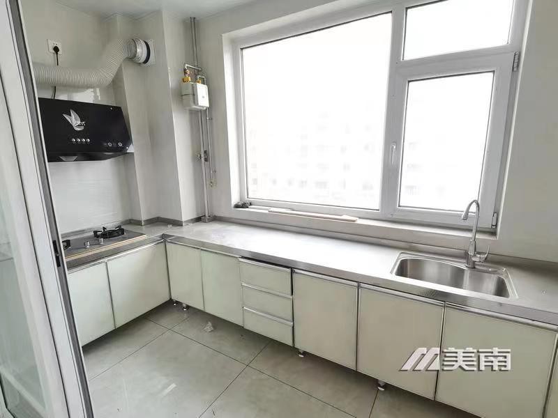 3 芳馨苑电梯中层,精装未住两室,56 万 8 包大税