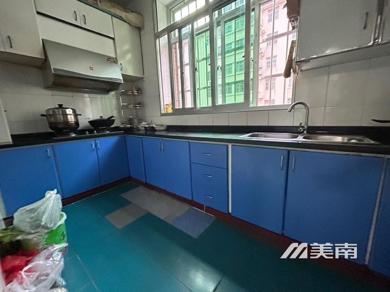 3汇泉花园1楼,精装三室,降价急售50万