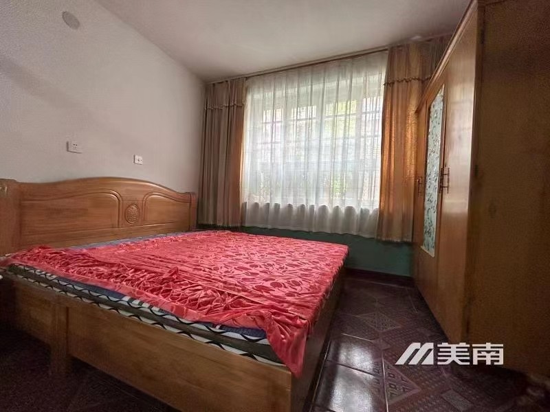 3一楼带院三室,仅售36万,市中心位置