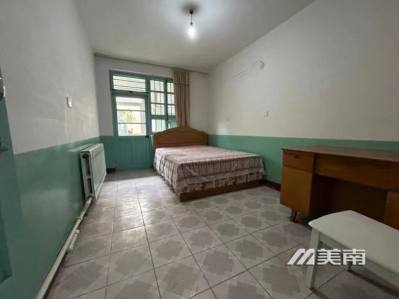3一楼带院三室,仅售36万,市中心位置