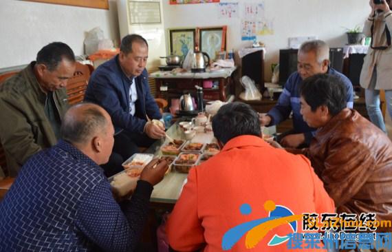 一顿饭一片情 市科协同贫困户共进午餐过重阳_部门_莱州频道