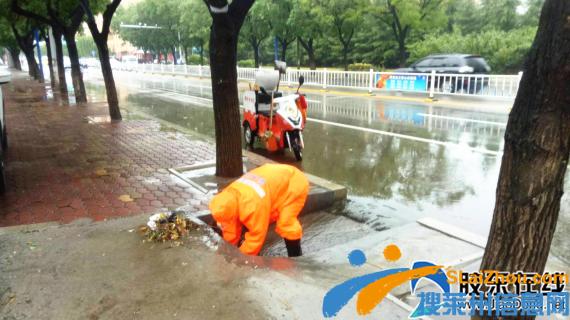 莱州住建局环卫工人冒雨工作 保障道路排水畅通_社会新闻_莱州频道